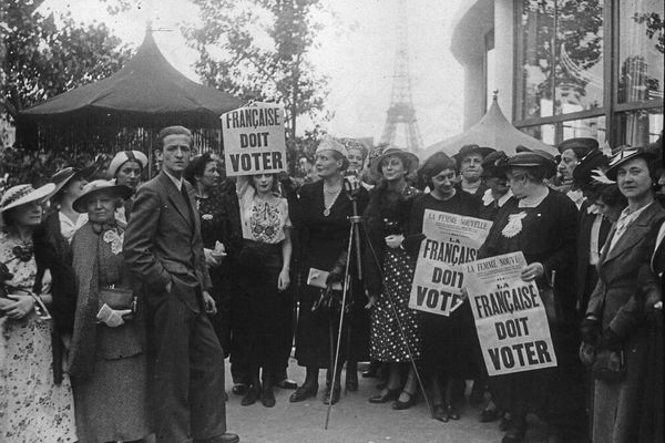 Louise Weiss manifeste pour le droit de vote des femmes dès 1934.