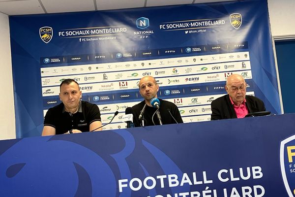 Karim Mokeddem (au centre), entouré du manager général du FCSM Julien Cordonnier (à gauche) et du président Jean-Claude Plessis (à droite).