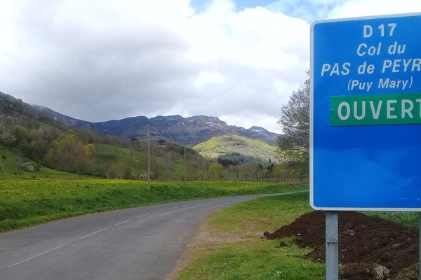 Les agents des routes du Conseil départemental du Cantal avaient débuté le déneigement de l'axe touristique le 9 avril 2018