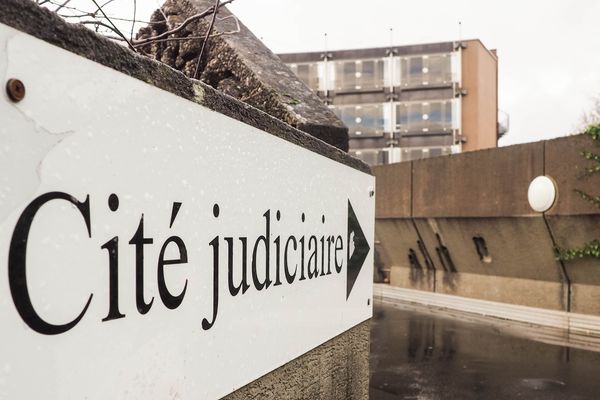 Un professeur d’un lycée de Nancy mis en examen notamment pour "harcèlement sexuel" et pour viol sur plusieurs de ses élèves.