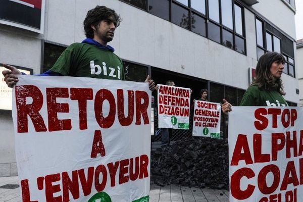 Les activistes de Bizi avaient déjà manifesté le 2 juin 2014 à Bayonne devant une agence de la Société Générale