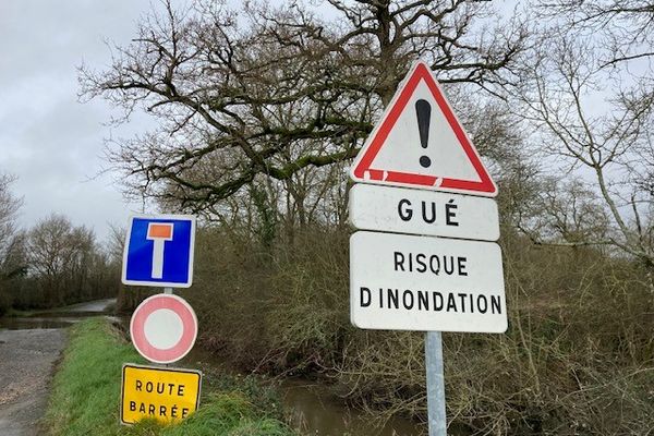 Un septuagénaire a été retrouvé dans sa voiture en partie immergée mercredi 3 janvier 2024 au lieu-dit La Rinais, à Saffré, dans le nord de la Loire-Atlantique