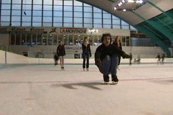 La patinoire est totalement saturée, au point que certains groupes scolaires ne peuvent pas s'y rendre.