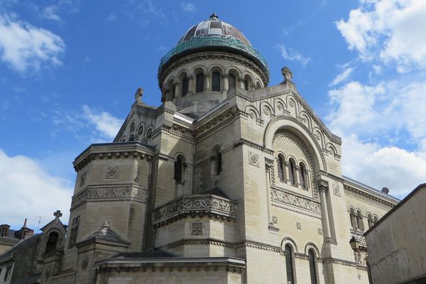 La basilique Saint-Martin, à Tours. 