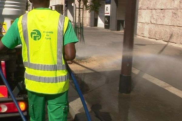 En période de canicule, certains trottoirs sont arrosés très régulièrement pour faire baisser la température.