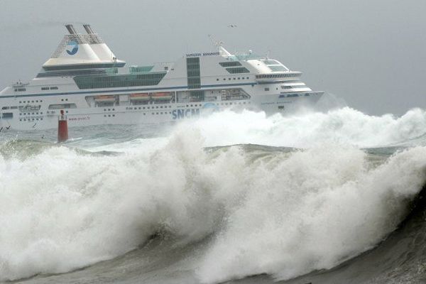 ILLUSTRATION - Fortes vagues dans le golfe d'Ajaccio.