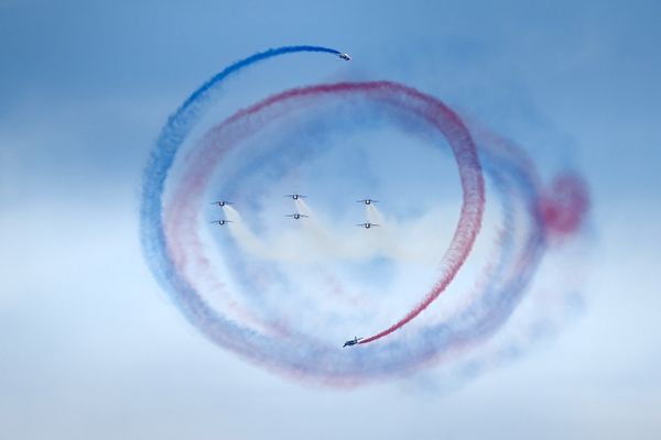 La patrouille de France décide à H-2 de s'envoler ou pas en cas de prévisions météo défavorables.