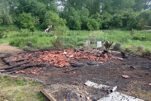 L'abri, centre névralgique du terrain et de ses nombreuses animations, avec un préau de 20 m2 et une toiture de plus de 300 tuiles, est parti en fumée.