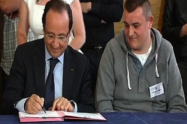 François Hollande signe l'un des 5 contrats d'avenir