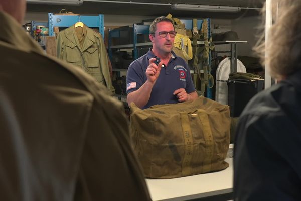 Une fois par mois, Eric Belloc, conservateur de l'Airborne Museum, dévoile à une poignée de visiteurs privilégiés les secrets des réserves du musée.