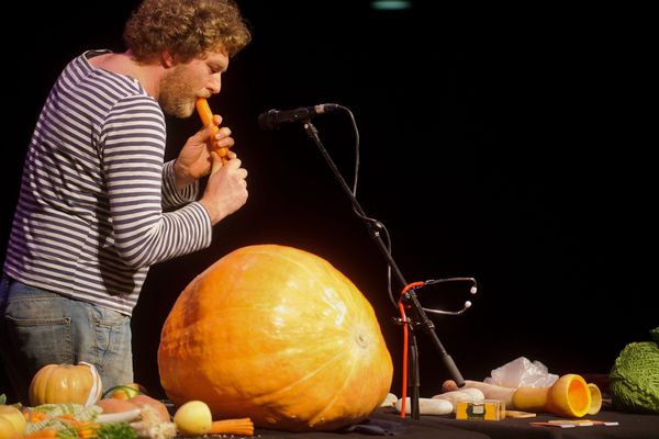 L'artiste belge Eric Van Osselaer réalise ses concerts à partir de légumes et de fruits frais depuis une quinzaine d'années.