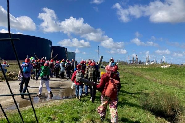 les militants d'Extinction Rebellion dans l'enceinte de la raffinerie de Donges le 23 mars 2024