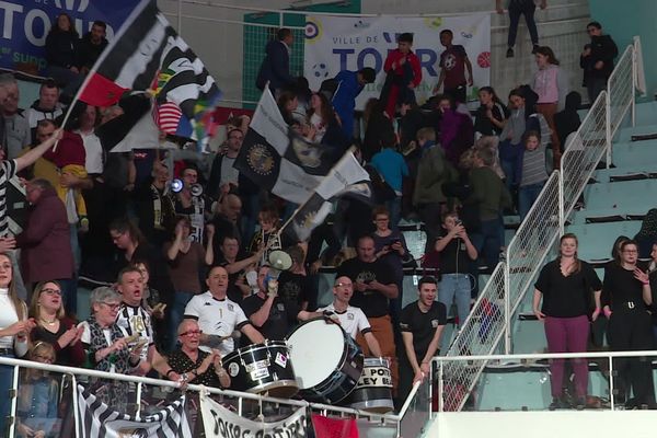 La liesse des supporters poitevins après la victoire du SPVB à Tours. 