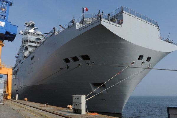 Un Mistral français en rade de Brest.