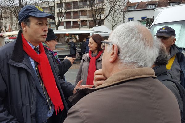 Sur le marché de Chamalières ce samedi matin, les discussions autour de François Fillon font débat