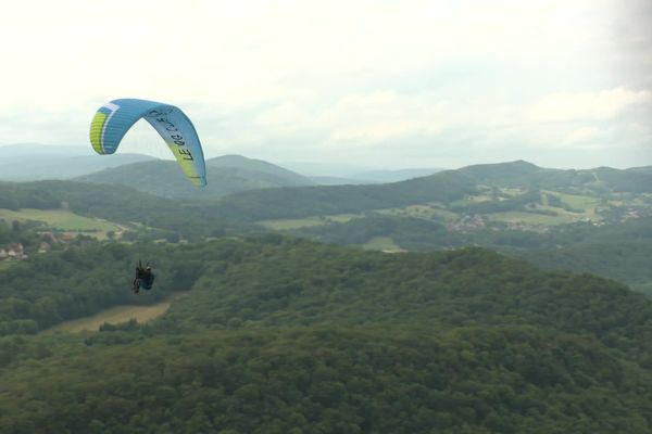 À côté de Besançon, ce samedi 10 juin, des jeunes enfants, malades et handicapés, ont pu survoler le Doubs en tandem de parapente