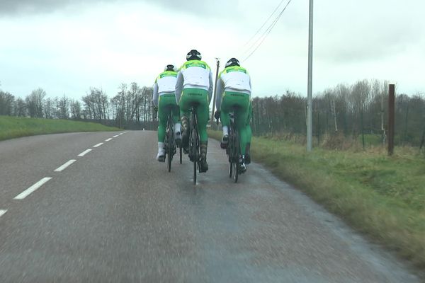 L'automobiliste a pilé devant les cyclistes avant de percuter l'un des deux avec son véhicule, et de fuir.