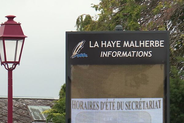 Un jeune homme de 18 ans est mort après avoir reçu un coup de couteau, samedi 22 juillet 2023, à La Haye-Malherbe, près de Louviers, dans l'Eure.