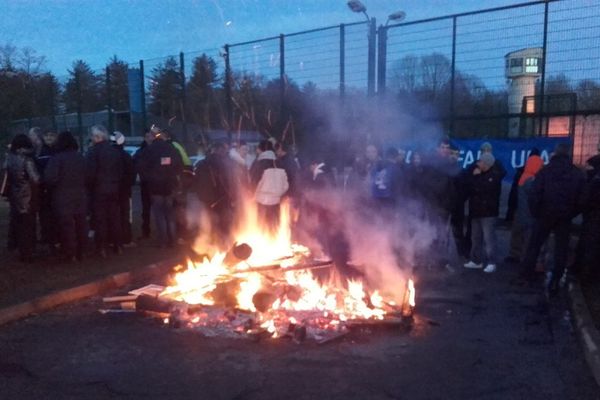 Les gardiens de prison rassemblés ce lundi matin devant la prison centrale de Lannemezan (65)