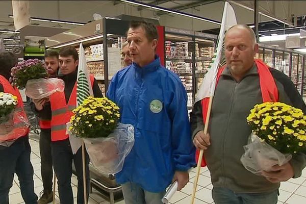 Ce mercredi matin, les producteurs de lait étaient dans un supermarché à proximité d'Yvetot à Sainte-Marie-des-Champs.