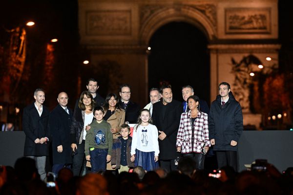 Mathis, Chloé et Enzo aux côtés de l'acteur Gilles Lellouche et de la maire de Paris, Anne Hidalgo, pour les Illuminations des Champs-Elysées (2023)