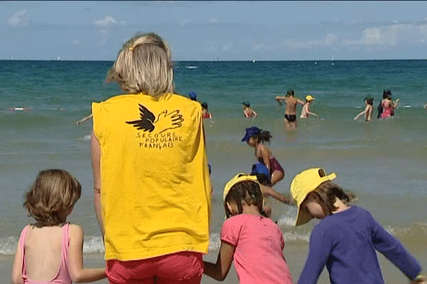 Les enfants profitent du soleil et de la mer qu'ils n'ont parfois jamais vu avant de profiter de l'opération "les oubliés des vacances"