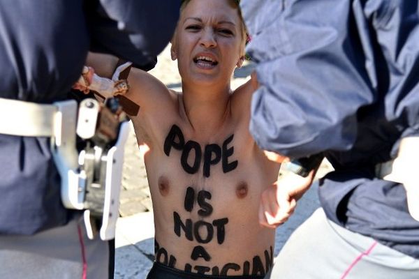 Les activistes Femen ont rapidement été arrêtées place St Pierre à Rome, le 24 novembre 2014.