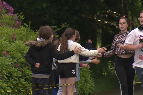 Les élèves de primaire de l'école Lucie Aubrac de Saint-Domineuc encouragent les jeunes de l'Institut médico-éducatif de la Bretèche lors d'un cross commun pour partager et gommer les différences.