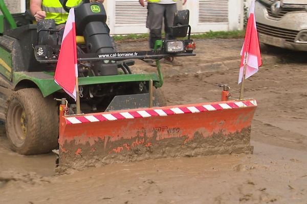 L'eau est montée très rapidement de plusieurs dizaines de centimètre dans la rue du Prieuré à Flavigny-sur-Moselle (Meurthe-et-Moselle)