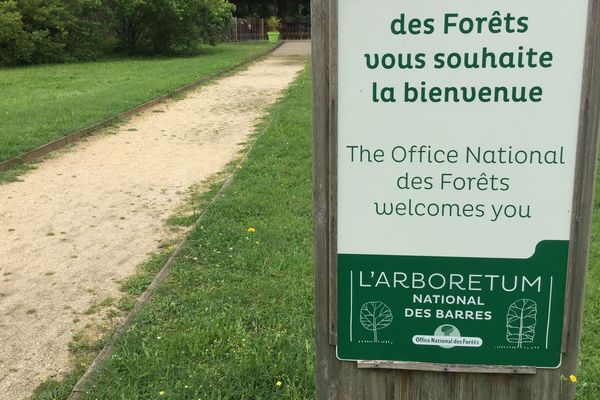 Entrée de l'Arboretum des Barres.