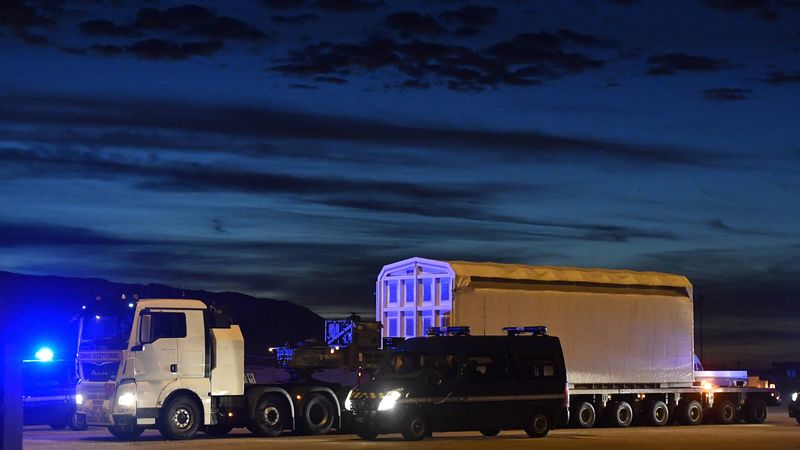 Le combustible nucléaire est arrivé sur le port de Cherbourg (50) dans dans camions fortement encadrés par les forces de l'ordre,