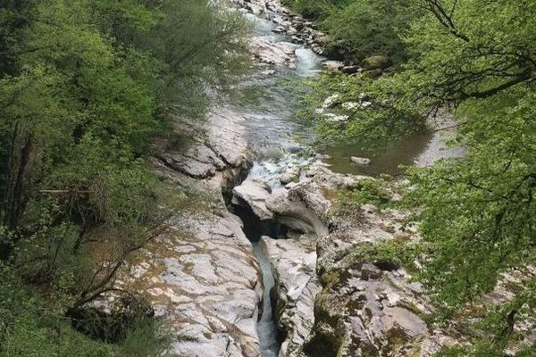 L'adolescent aurait disparu sous les rochers alors qu'il marchait dans la rivière.