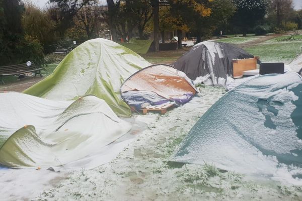 Les tentes du parc de La Touche, en plein cœur de Rennes, recouvertes de neige ce 21 novembre 2024.