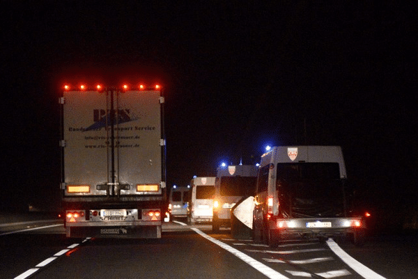 Des véhicules de CRS stationnent aux abords de la jungle de Calais le 10 novembre 2015, après deux nuits d'affrontements entre migrants et policiers.