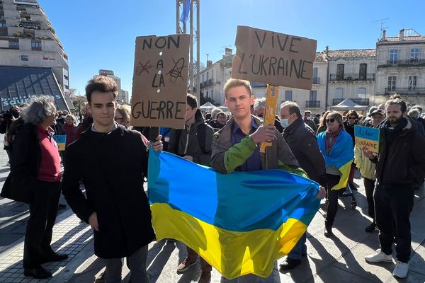 250 personnes se sont rassemblées place de la Comédie à Montpellier pour dénoncer l'invasion russe et apporter son soutien à la communauté ukrainienne.