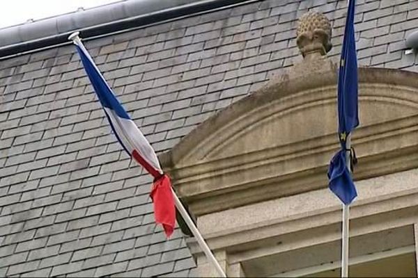 Suite aux attaques de Paris, les drapeaux seront être mis en berne sur les bâtiments et édifices publics du samedi 14 et jusqu'au mardi 17 novembre 2015 inclus.