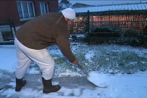 Si le déneigement des routes dépend du service de la voirie, celui des trottoirs relève d'un arrêté municipal attribuant cette responsabilité à chaque riverain, locataire ou propriétaire.