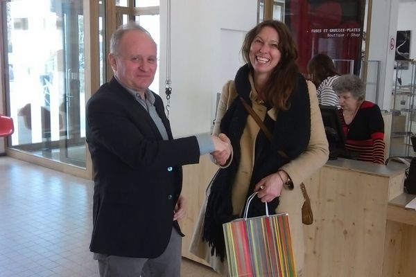 Le directeur du musée de la Cité de la tapisserie accueille le 40 000ème visiteur, huit mois après l'inauguration