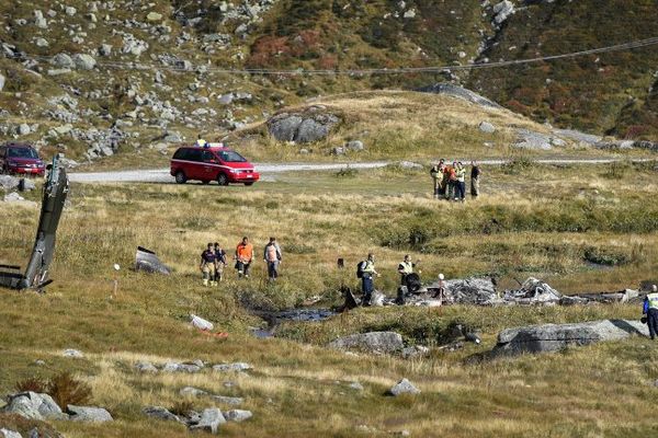 Des policiers s'affairent sur la zone du crash de l'hélicoptère à proximité du col de Gothard dans les Alpes. 