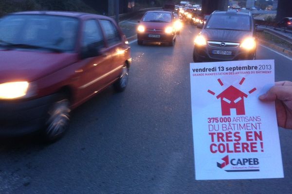 Les artisans manifestent aux entrées de Poitiers. Ici au rond point de la Folie nord.