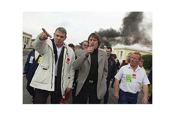 Thierry Le Paon avec Bernard Thibault chez Moulinex dans le Calvados en 2001
