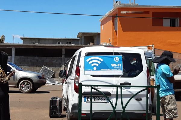 100 mètres autour de la voiture, les Mahorais peuvent se connecter au wifi ou demander à utiliser le téléphone satellite.