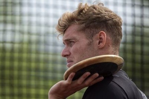 Kevin Mayer le 27 juillet 2019, lors de l'épreuve de lancer de disque du Championnat de France d'athlétisme