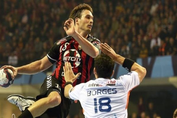 Le Vardar Igor Karacic (à gauche) en action contre le joueur du MAHB Felipe Borges Ribeiro, pendant le match de ligue des champions à Skopje, en ex-yougoslavie