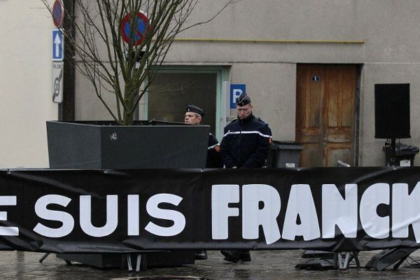 Une banderole en hommage au policier tué.