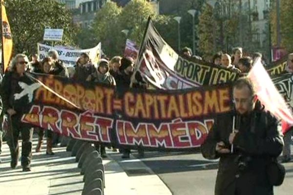 Les opposants à l'aéroport partis de la Place Royale vers la Préfecture de Nantes 