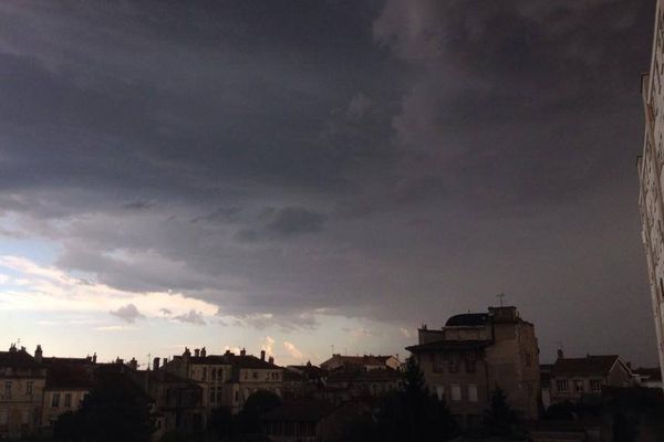 Bordeaux 17H50, l'orage arrive