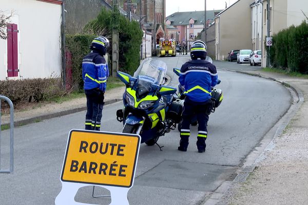 Les gendarmes sécurisent le centre-bourg de Vienne-en-Val, vendredi 23 février 2024.