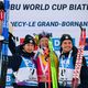 De gauche à droite : Eric Perrot, Johannes Boe et Emilien Jacquelin, sur le podium après la poursuite du Grand Bornand le 21 décembre 2024.