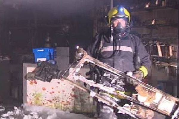 Pompier intervenant à Isle après l'incendie d'une pharmacie, 15-10-2013